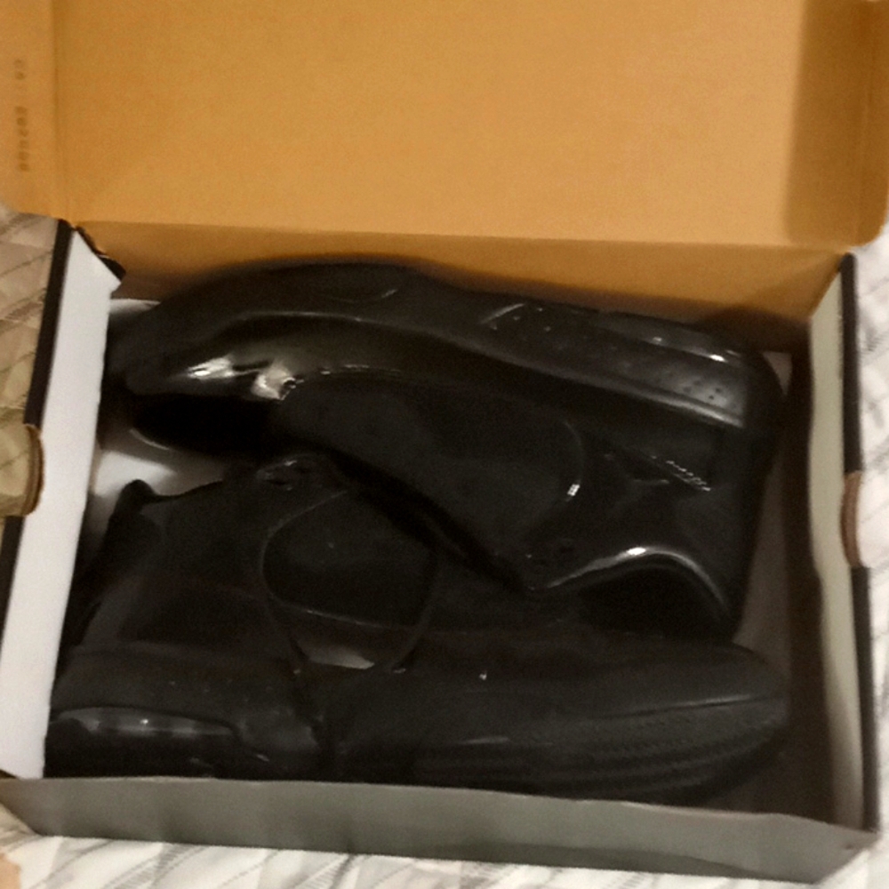 Jordan Max Aura 2 Size 12